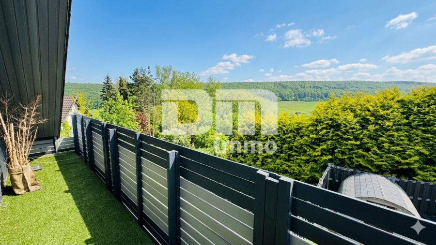 Umfangreich sanierter kompakter Wohntraum im Grünen mit großem Garten und vielen Extras - DG Balkon Panoramablick